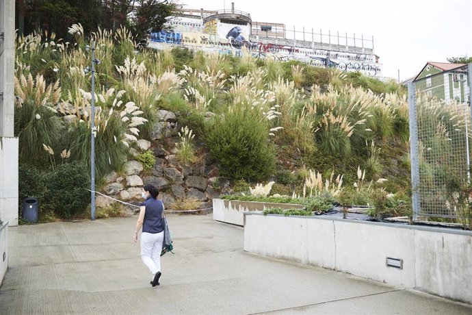 Archivo - Una mujer en las inmediaciones de la calle Castilla, donde, en un descampado, la Policía Nacional encontró restos humanos en avanzado estado de descomposición, en Santander, Cantabria (España), a 18 de septiembre de 2020.