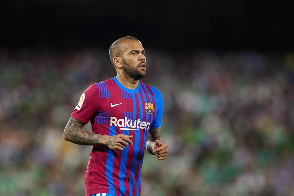 Archivo - Dani Alves of FC Barcelona looks on during the spanish league, La Liga Santander, football match played between Real Betis and FC Barcelona at Benito Villamarin stadium on May 7, 2022, in Sevilla, Spain.