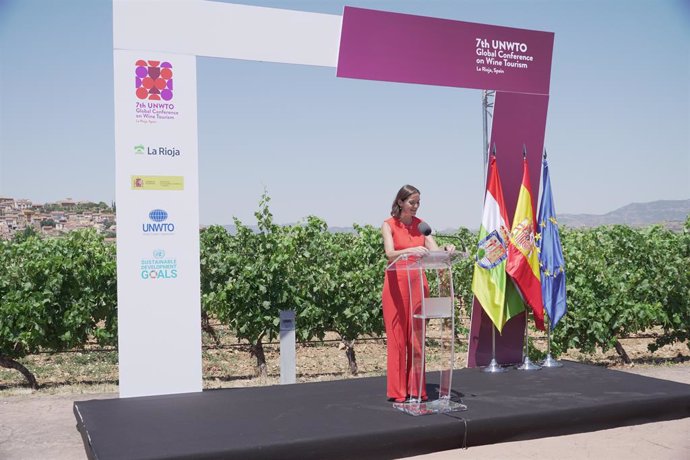 La ministra de Indutria, Turismo y Comercio, Reyes Maroto, en la presentación de la Séptima Conferecencia Mundial de Enoturismo de la OMT que se ha desarrollado en Briones