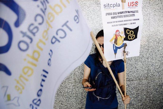 Una trabajadora de Ryanair con banderas durante una concentración en las inmediaciones de la Terminal 1 del Aeropuerto Adolfo Suárez Madrid Barajas, a 1 de julio de 2022, en Madrid (España). 