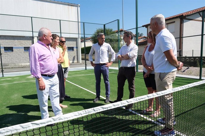 El vicepresidente y consejero de Universidades, Igualdad, Cultura y Deporte, Pablo Zuloaga, inaugura las pistas de pádel de Rada, en Voto