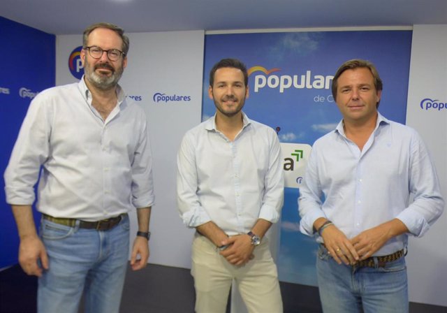 El alcalde de San Sebastián de los Ballesteros, Francisco Javier Maestre, entre Adolfo Molina (izda.) y Antonio Repullo.