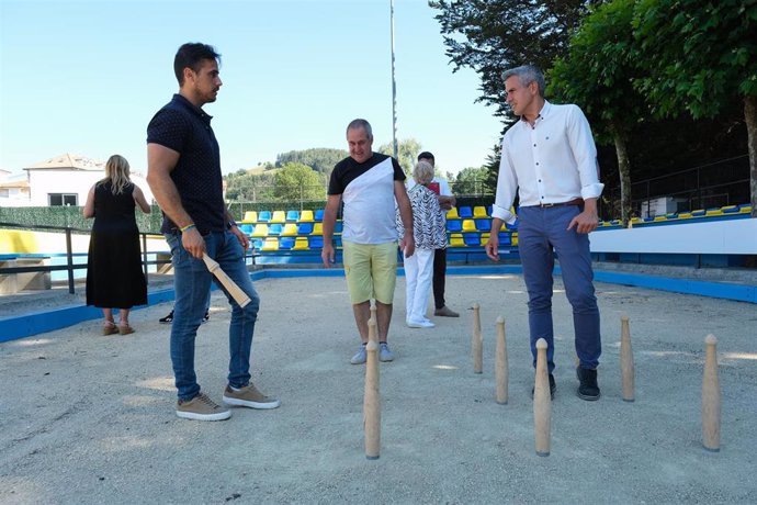 El vicepresidente y consejero de Universidades, Igualdad, Cultura y Deporte, Pablo Zuloaga, visita las obras de renovación y acondicionamiento realizadas en la bolera de Beranga (Hazas de Cesto)