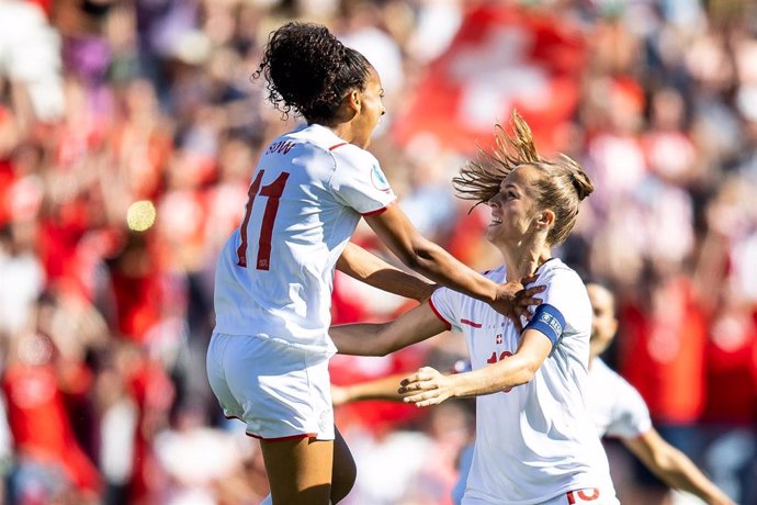 La suiza Coumba Sow celebra su tanto ante Portugal en la Eurocopa femenina