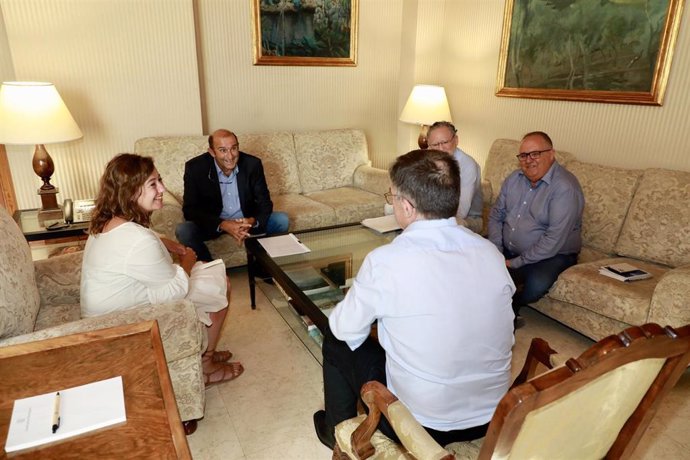 La presidenta del Govern, Francina Armengol, en un encuentro con el presidente de la Apeam, Santiago Mayol, y los vicepresidentes de la entidad, José María Campuzano y Antonio Mercant.