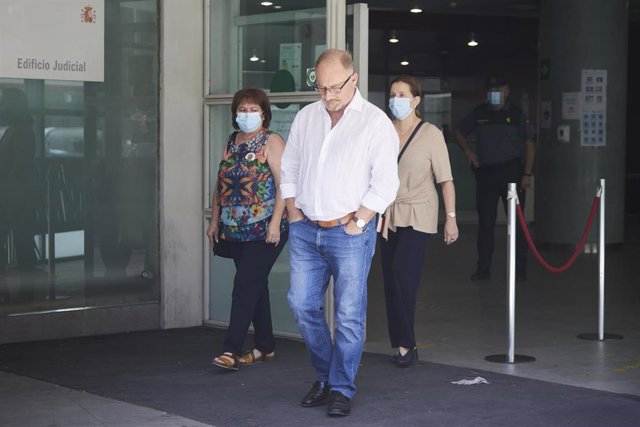 Archivo - Los padres de Marta del Castillo, Antonio del Castillo, y Eva Casanueva, salen de los juzgados tras la segunda sesión del juicio contra 'El Cuco', en foto de archivo.