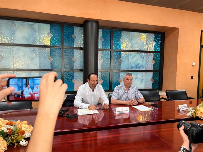 El teniente de alcalde delegado de Movilidad y Limpieza Urbana del Ayuntamiento de Dos Hermanas (Sevilla), Antonio Morán Sánchez, junto al Gerente de ecoembes Andalucía, Antonio López Peña, en rueda de prensa.