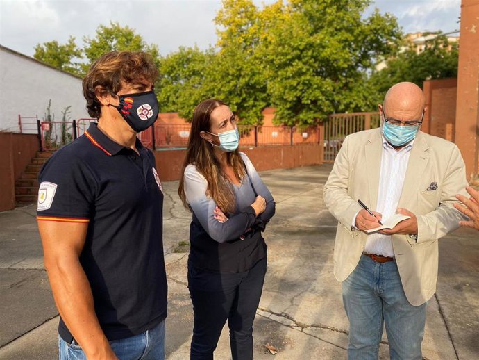 La portavoz de Vox en el Ayuntamiento de Córdoba, Paula Badanelli, visita un parque de bomberos.