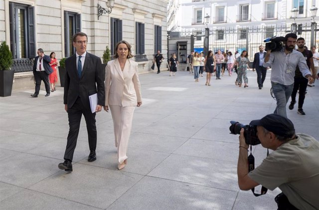 El presidente del PP, Alberto Núñez Feijóo y la secretaria general y portavoz del PP, Cuca Gamarra, a su llegada al Congreso de los Diputados, a 5 de julio de 2022, en Madrid (España).