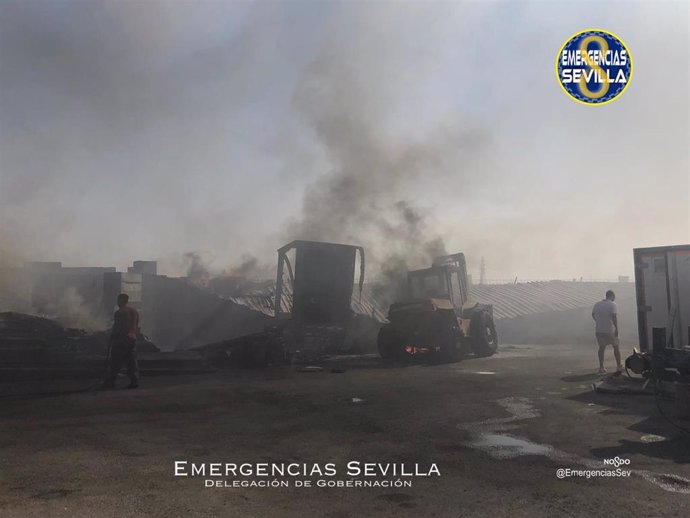 Bomberos trabajan para extinguir un fuego de maquinaria en unas instalaciones en Alcalá de Guadaíra (Sevilla)