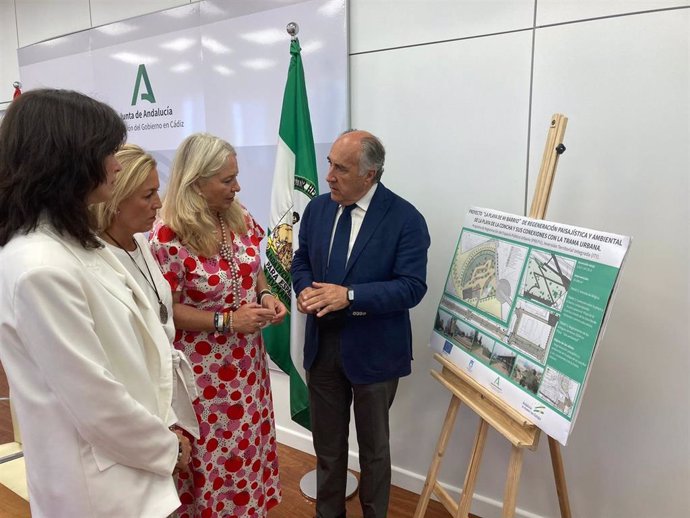 Colombo y Landaluce en la firma del proyecto La playa de mi barrio.