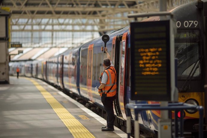 Un tren en una estación de Londres, Reino Unido