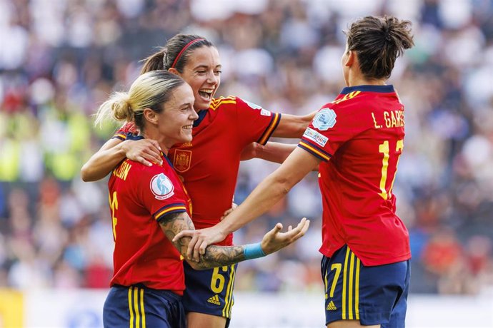 Lucia García celebra junto a Aitana Bonmatí y Mapi León su gol ante Finlandia en la Eurocopa de Inglaterra