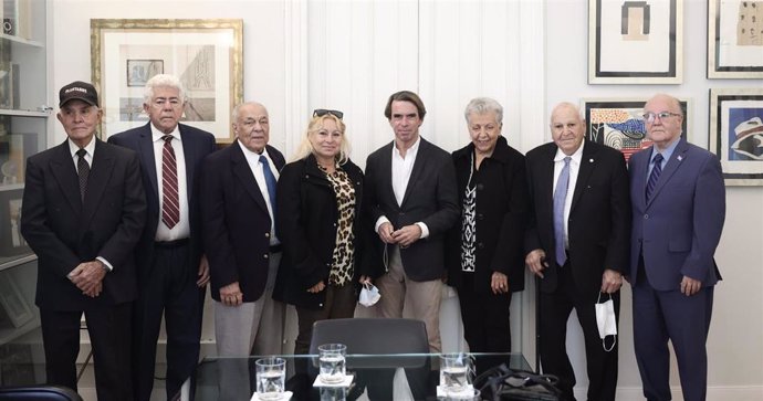 Archivo - El expresidente del Gobierno y presidente de la Fundación Faes, José María Aznar (c), posa con varios políticos cubanos de la dictadura castrista, en la sede de las FAES, a 11 de noviembre de 2021, en Madrid, (España). 