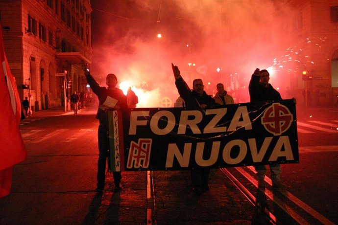 Miembros del grupo neofascista italiano Fuerza Nueva