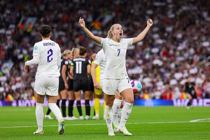 Beth Mead celebra un gol de Inglaterra