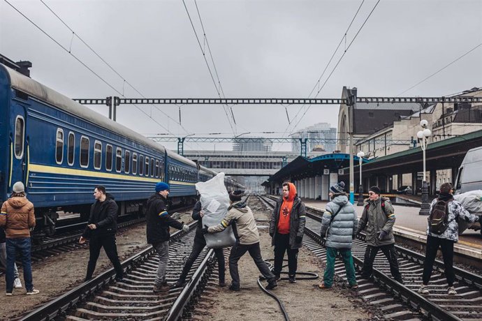 Archivo - Varios voluntarios transportan ayuda humanitaria en la estación de tren de Kiev, a 3 de marzo de 2022, en Kiev (Ucrania). Después de 8 días de conflicto bélico desde el inicio de los ataques en Ucrania por parte de Rusia, el balance de la guer