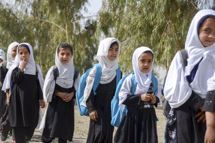 Archivo - Niñas afganas en una línea para ir al colegio en la provincia de Kandahar