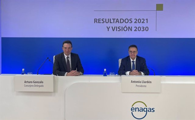 Archivo - El consejero delegado de Enagás, Arturo Gonzalo, y el presidente de la compañía, Antonio Llardén