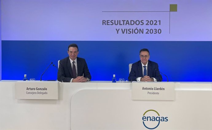 Archivo - El consejero delegado de Enagás, Arturo Gonzalo, y el presidente de la compañía, Antonio Llardén