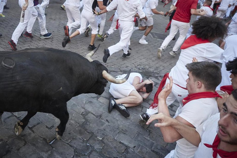 Los Toros De Jandilla Protagonizan Un Encierro Muy Rápido Y Peligroso Con Un Herido Por Asta