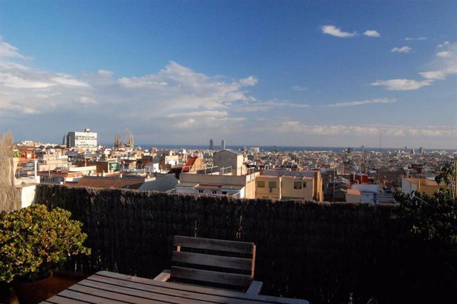 Archivo - Terraza de un piso de Barcelona