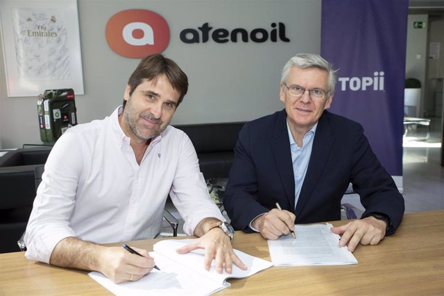 El director general de Atenoil, Liborio Porteros (izda) y el director de Desarrollo de Negocio de Topii en España, Álvaro Fernández (dcha) durante la firma del acuerdo entre ambas compañías.