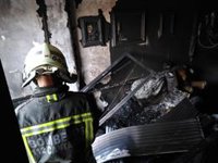 Un incendio en una vivienda de Los Corrales calcina el salón y daña por humo también a otro piso