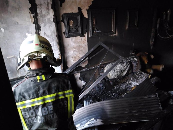 Los bomberos en el incendio del piso de Los Corrales de Buelna