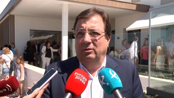 El presidente de la Junta de Extremadura, Guillermo Fernández Vara, en declaraciones a los medios de comunicación con motivo de un acto en Lobón (Badajoz)