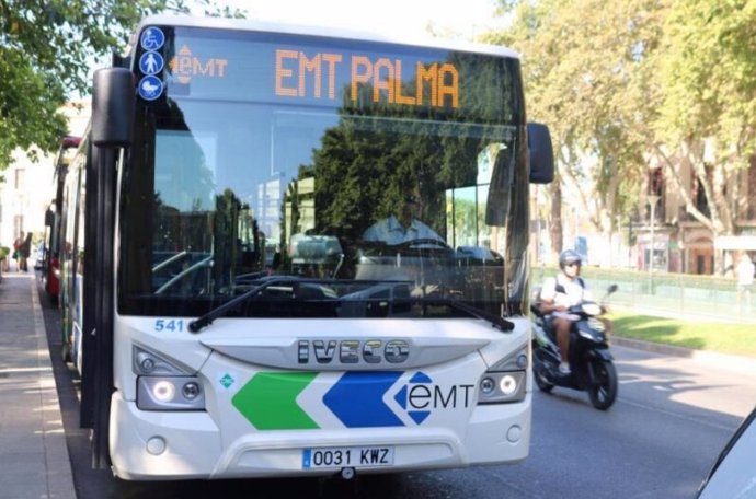 Archivo - Imagen de un autobús de la EMT Palma