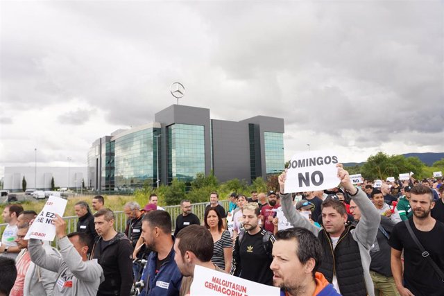 Varias personas, con pancartas que rezan '6ª Noche No' y 'Domingos No' durante una manifestación en defensa del convenio de Mercedes Vitoria, en la factoría de Mercedes en Vitoria
