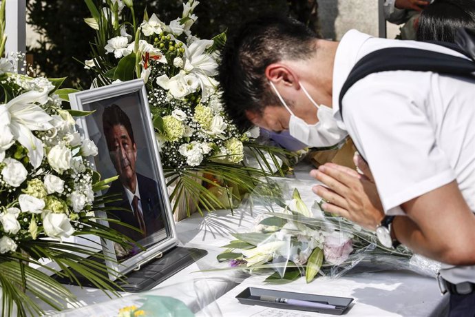 Un hombre reza en un altar frente a la sede del Partido Liberal Democrático (PLD) tras el asesinato del ex primer ministro de Japón Shinzo Abe