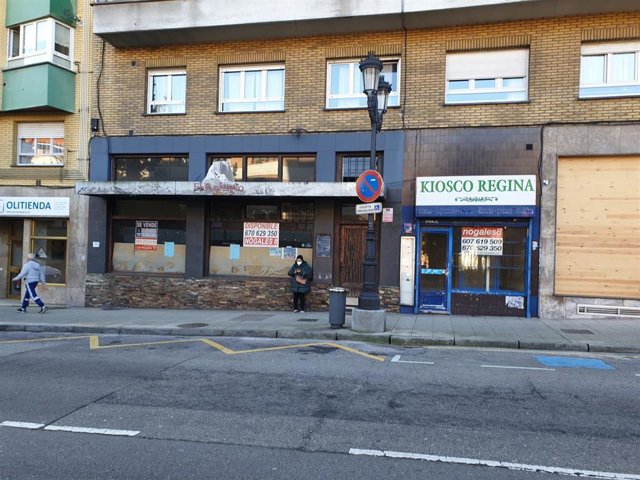Archivo - Locales cerrados en Oviedo, crisis económica, locales vacíos