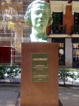 Busto a Clara Campoamor en la Plaza de la Guardia de Corps