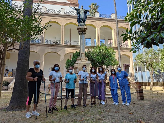 Participantes en el programa de marcha nórdica en el Hospital Civil de Málaga, actividad incluida en el programa desarrollado por el Regional dirigido a mujeres que sufren linfedema secundario tras haber padecido cáncer de mama