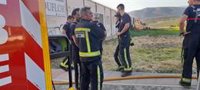 Bomberos trabajan en un incendio iniciado de madrugada en una fábrica de molduras de madera en Jaén