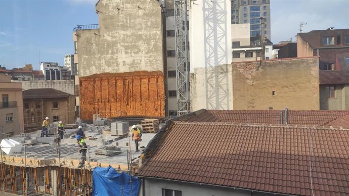 Archivo - Obras en Oviedo, construcción nueva, obreros, trabajadores, pisos