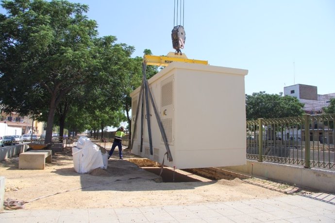 Instalación de los nuevos centros de transformación de Endesa en zonas afectadas por enganches ilegales.