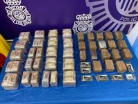 Detenido un hombre de 25 años en Lugo que tenía 30 kilos de hachís repartidos en dos coches