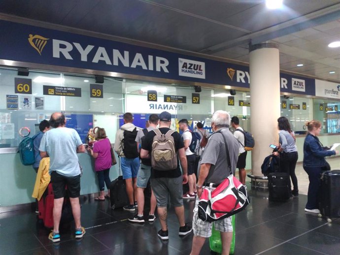 Archivo - Mostradores de Ryanair en la T2 del Aeropuerto de Barcelona