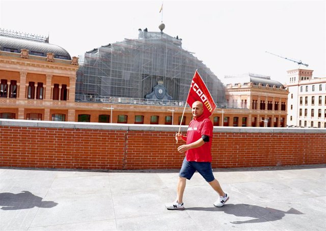 Una persona con una bandera de CCOO en una imagen de archivo.