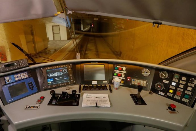 Archivo - Interior del tren laboratorio de Adif a su llegada a la estación de Murcia del Carmen, a 13 de mayo de 2022