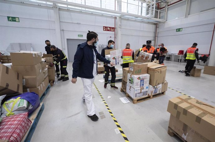 Archivo - Voluntarios preparan envíos para Ucrania en el centro de coordinación logístico habilitado por el Gobierno regional en el Hospital público Enfermera Isabel Zendal 