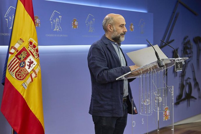 El diputado del BNG en el Congreso, Néstor Rego, interviene en una rueda de prensa anterior a una Junta de Portavoces, en el Congreso de los Diputados, a 28 de junio de 2022, en Madrid (España).