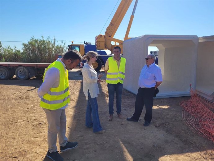 Fotonoticia+Sonido/ La Comunidad Instala Marcos De Hormigón Para Contener Las Avenidas De Agua En La Vía Que Discurre Por La Población Cartagenera De La Aparecida