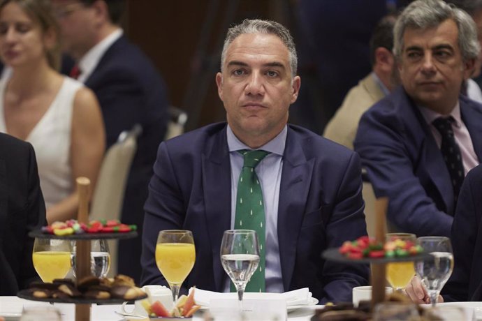 El consejero de Presidencia en funciones de la Junta de Andalucía y Coordinador de General del PP, Elías Bendodo, durante el desayuno-coloquio organizado por el Grupo Joly, a 12 de julio de 2022 en Sevilla (Andalucía, España)