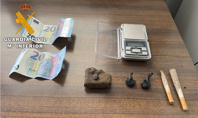 Efectos y droga intervenidos al menor