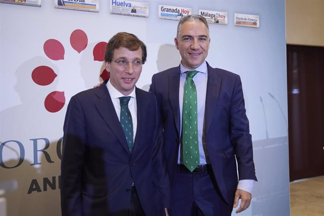 El consejero de Presidencia en funciones de la Junta de Andalucía y Coordinador de General del PP, Elías Bendodo, (d) junto al Alcalde de Madrid, José Luis Martínez Almeida, (i) durante el desayuno-coloquio organizado por el Grupo Joly, a 12 de julio de 2