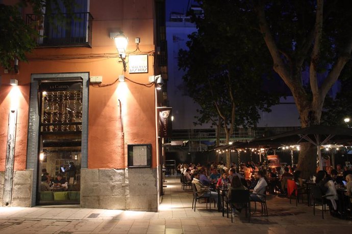 Archivo - Varias personas en una terraza de noche. 